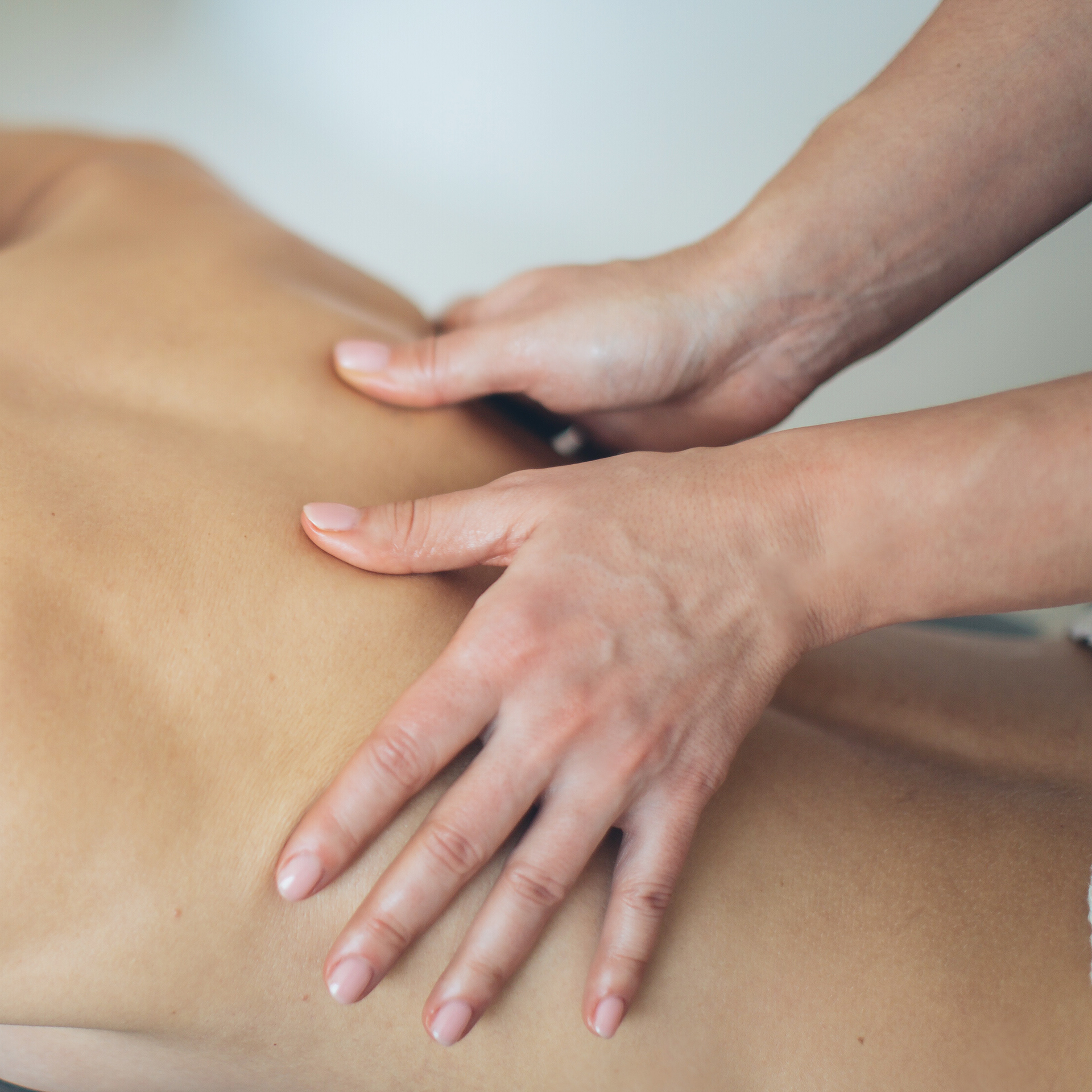 Hände bei einer Rückenmassage